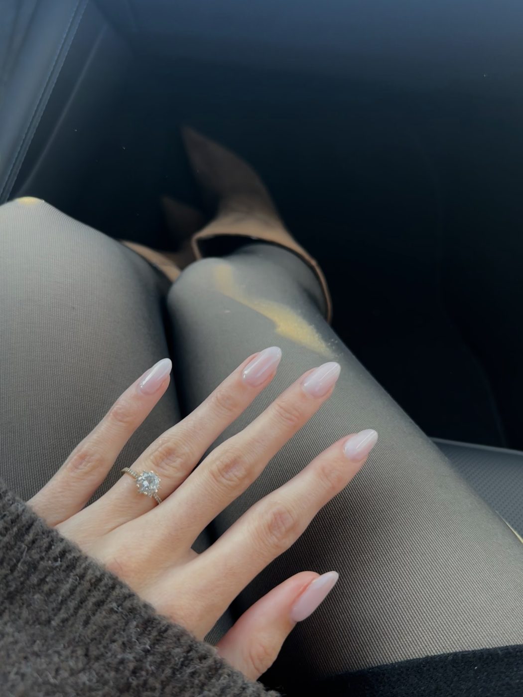 Lange, zachtroze nagels met een witte gloed